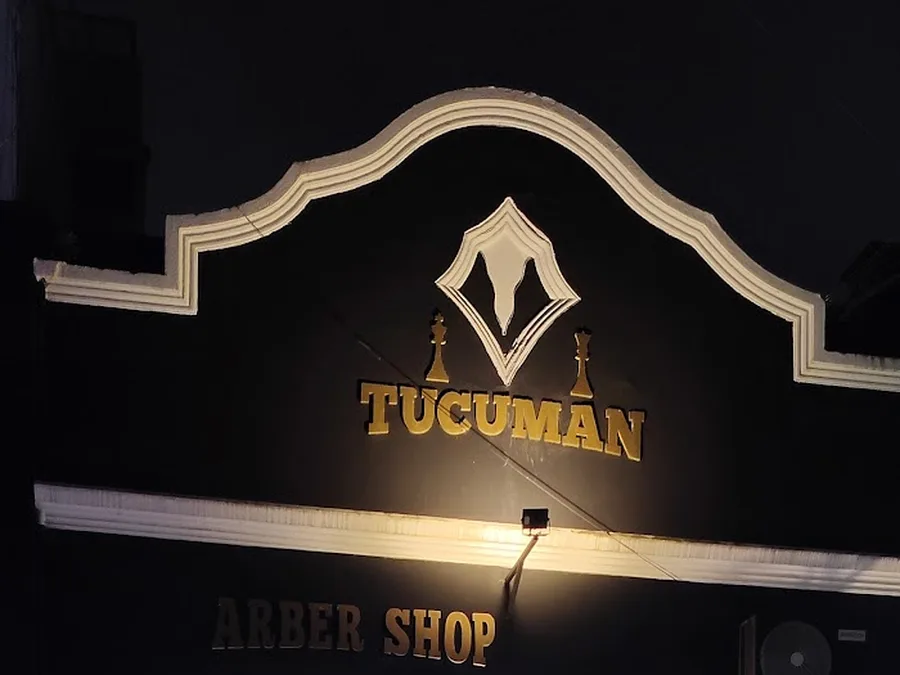 Frente de la barbería en Monteagudo 288, con el cartel Tucumán
